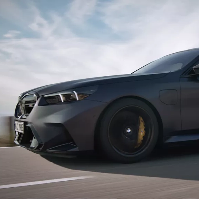 Vue de profil de la BMW M5 hybride rechargeabl