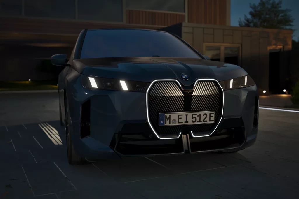 BMW X3 roulant sur une route sinueuse, démontrant ses capacités dynamiques