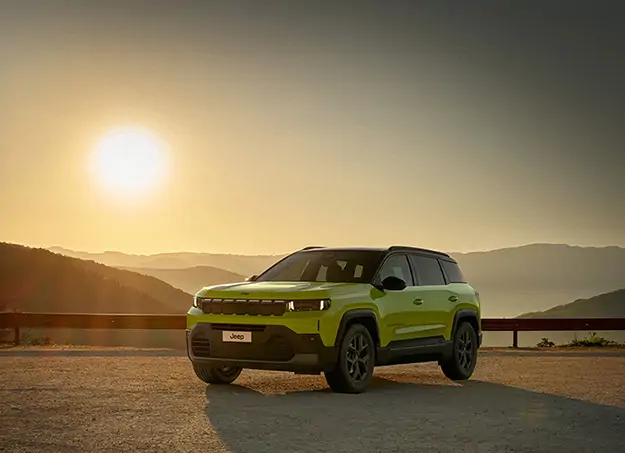 Vue trois quart garé Jeep Compass avec sièges en cuir et espace généreux