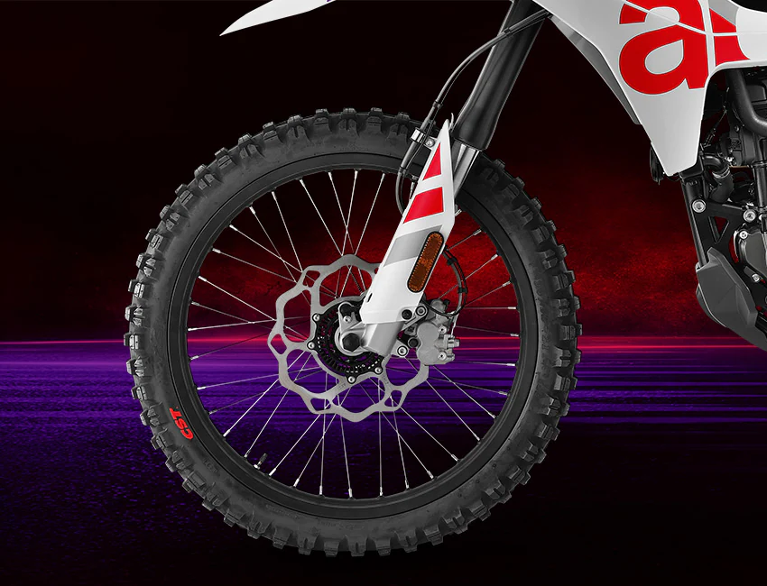 Vue dynamique de la Aprilia RX 125 sur un chemin tout-terrain