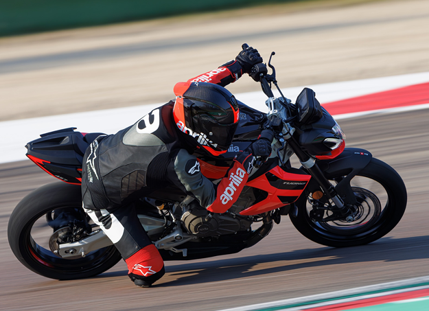 Design sportif de l’Aprilia Tuono 457 en détail