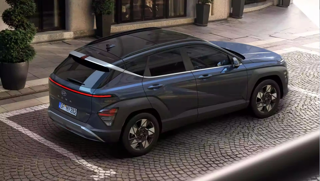 Vue avant du Hyundai KONA Electric sur fond sombre