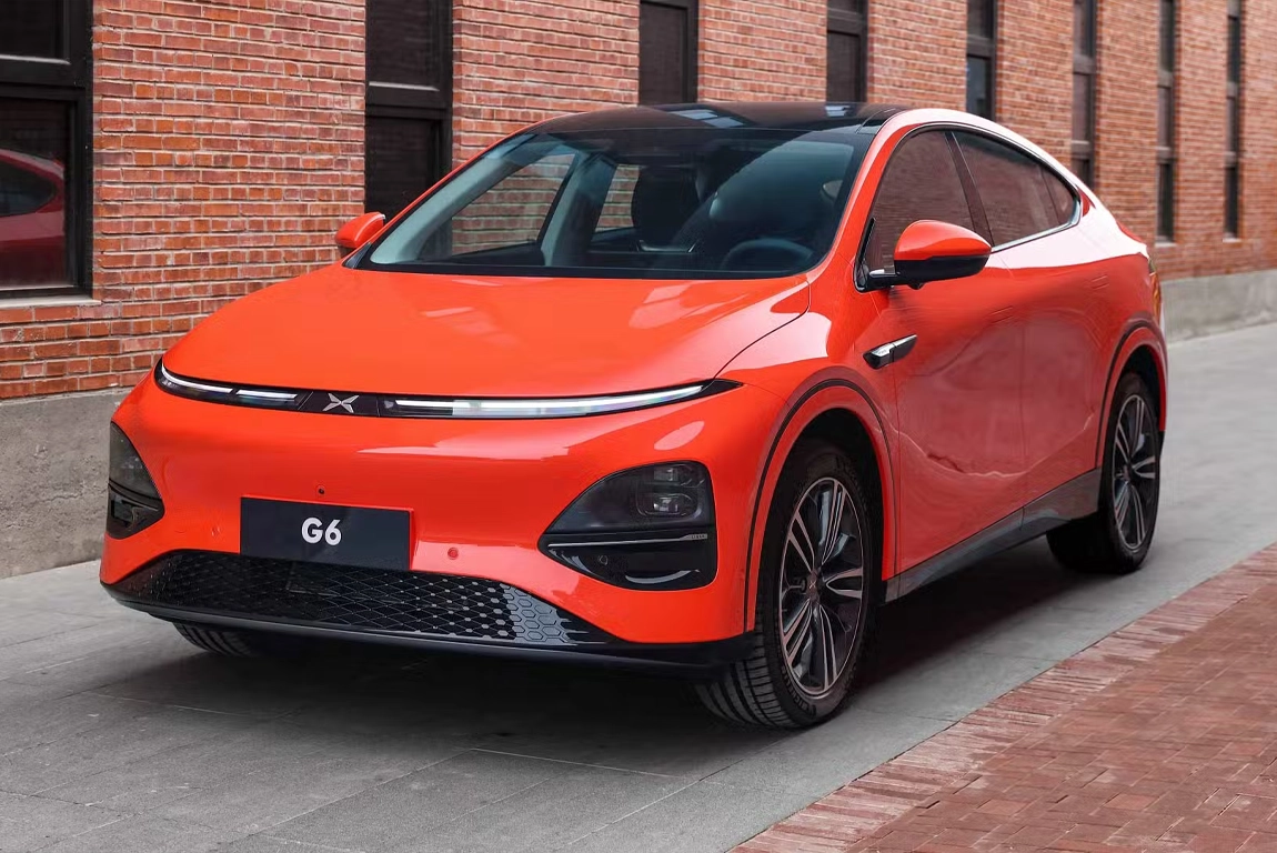 Face avant du XPENG G6 électrique avec signature lumineuse