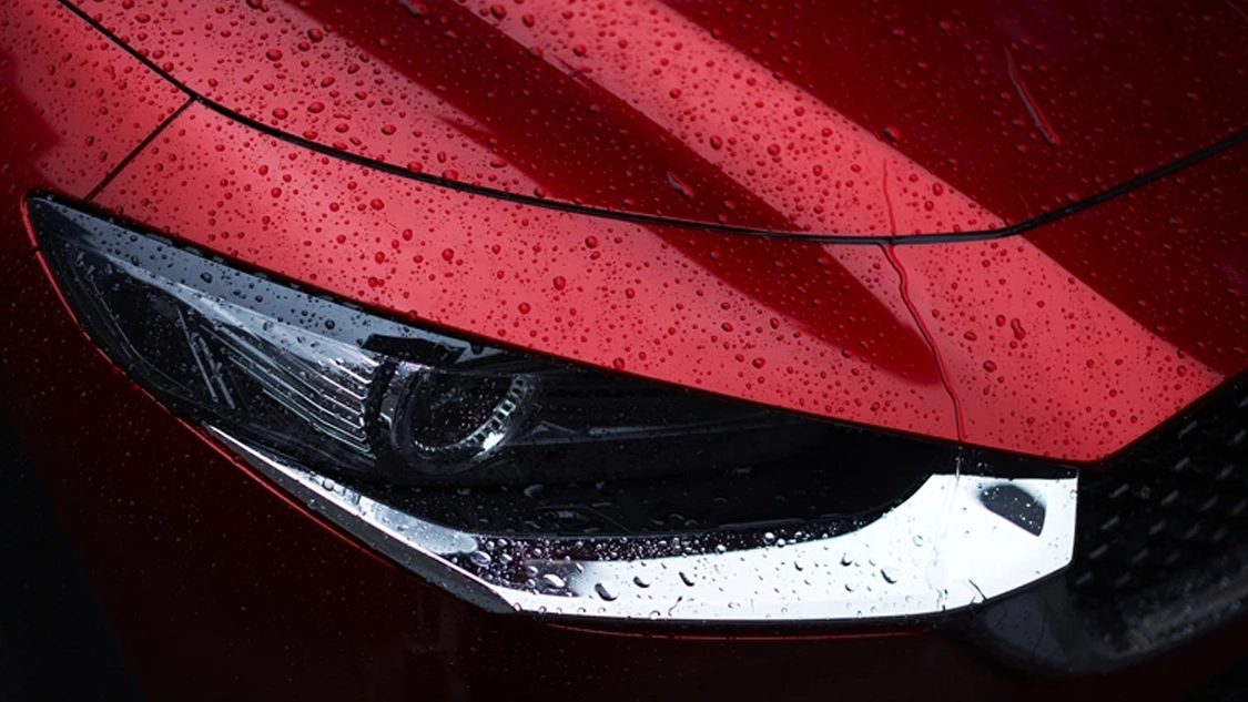 Vue avant du Mazda CX-30 mettant en avant les feux LED